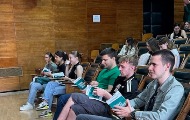 Studentima prve godine novinarstva na Fakultetu političkih nauka UNS podelio Kodeks novinara Srbije Studentima prve godine novinarstva na Fakultetu političkih nauka UNS podelio Kodeks novinara Srbije